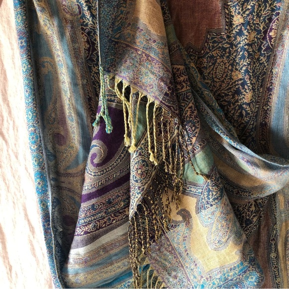 Unbranded beautiful rayon scarf with fringe multi colored paisley size 21” x 78” - Picture 7 of 7
